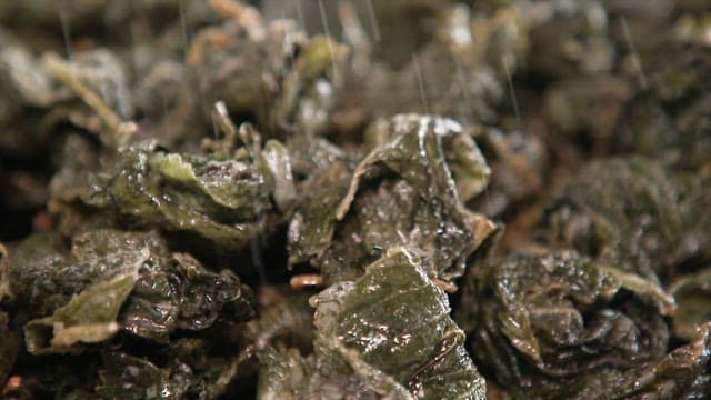 설탕이 뿌려지는 깻잎 부각 튀김