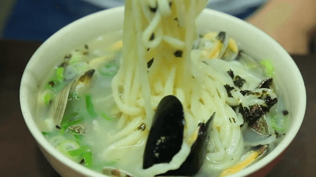 Noodle soup with clams and mussels