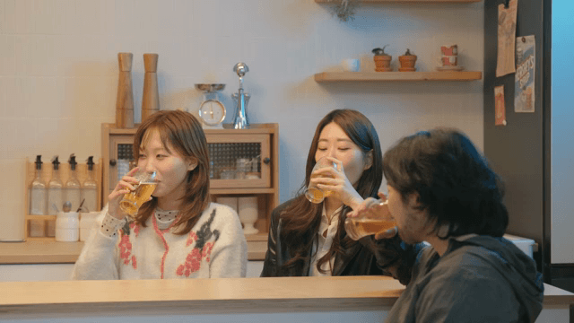 함께 맥주를 마시며 대화를 나누는 친구들