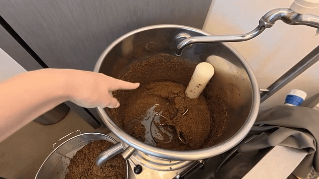 들깨를 갈기 위한 기계