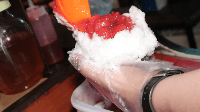 딸기 시럽을 얹은 빙수 디저트