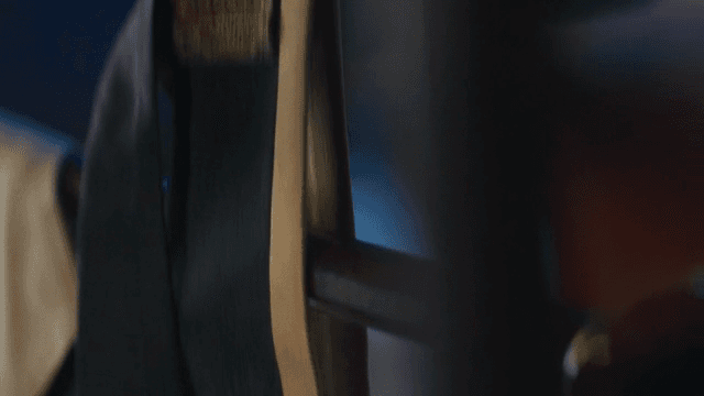 정교한 디테일의 전통 한국 의상을 집는 손