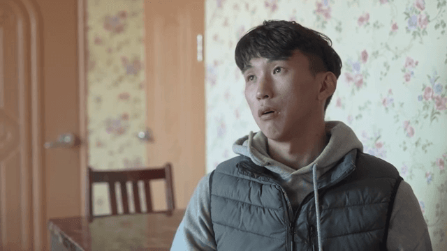 전화 통화를 하다가 누군가와 대화하는 남성