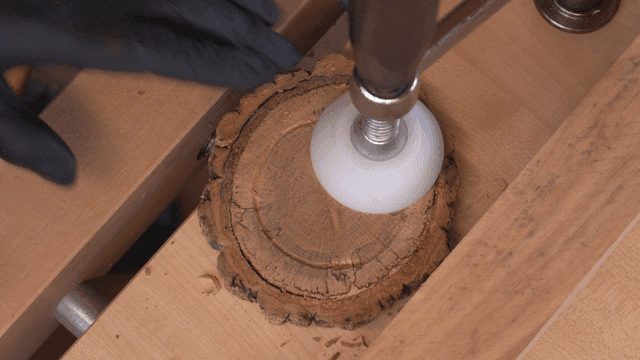 끌과 클램프로 목공 작업