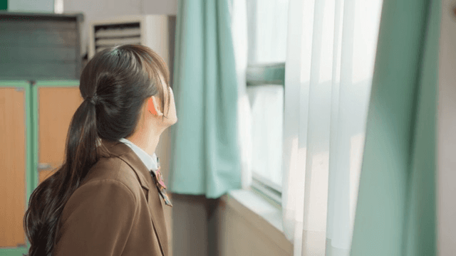 창밖을 바라보는 학생