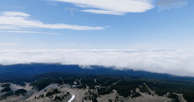 구름이 있는 광활한 산 풍경