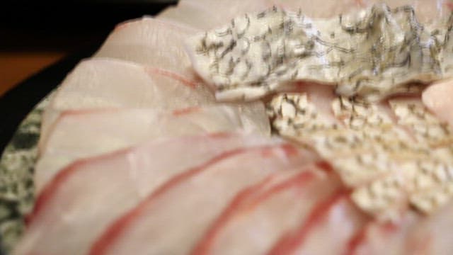 젓가락으로 잡은 신선한 회 클로즈업