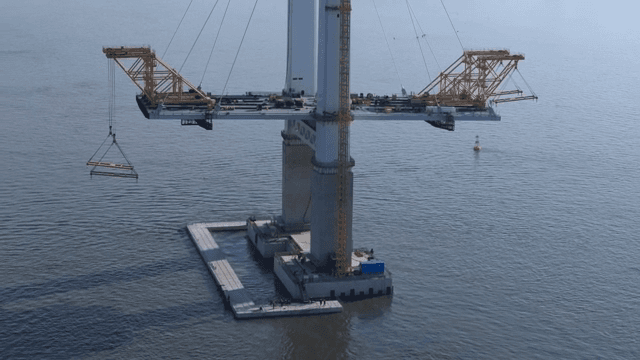 잔잔한 바다 위의 다리 건설