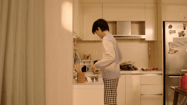 아늑한 주방에서 설거지하는 남자