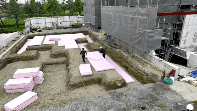 기초 공사가 진행 중인 건설 현장