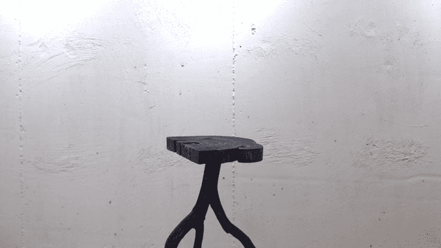 미니멀한 방의 나무 의자