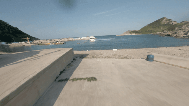 헬리패드와 페리가 있는 해안 마을