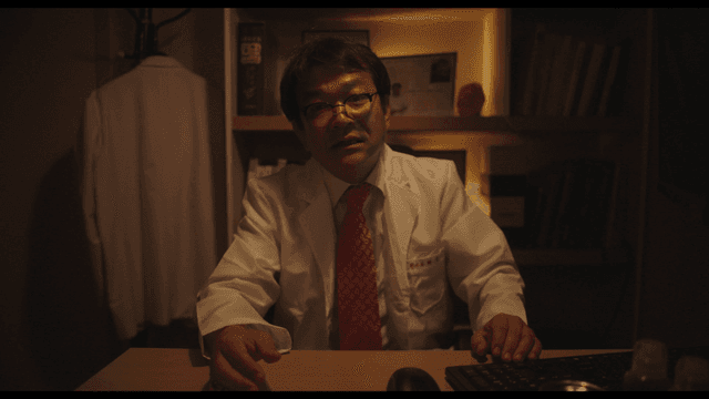 어두운 사무실에서 설명하는 의사