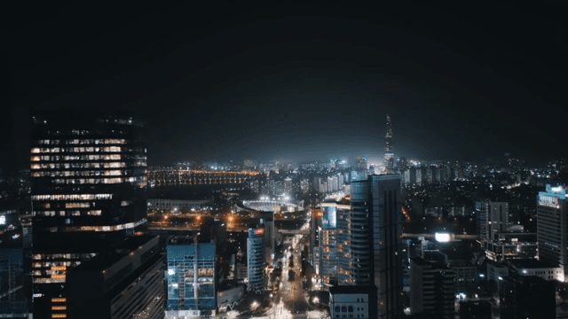 밤의 활기찬 도시 스카이라인