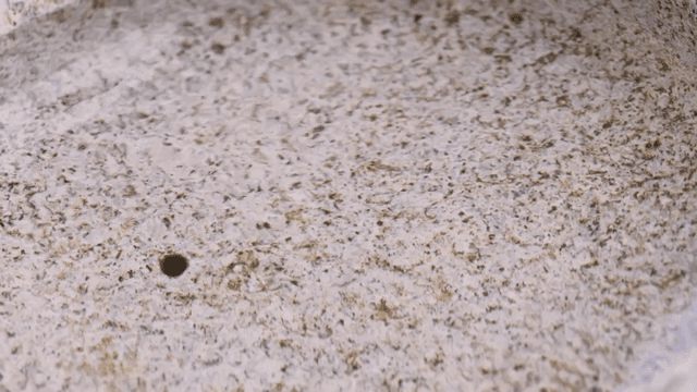 물결이 있는 맑은 물 표면