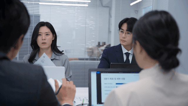 동료들과 회의 중인 사무실