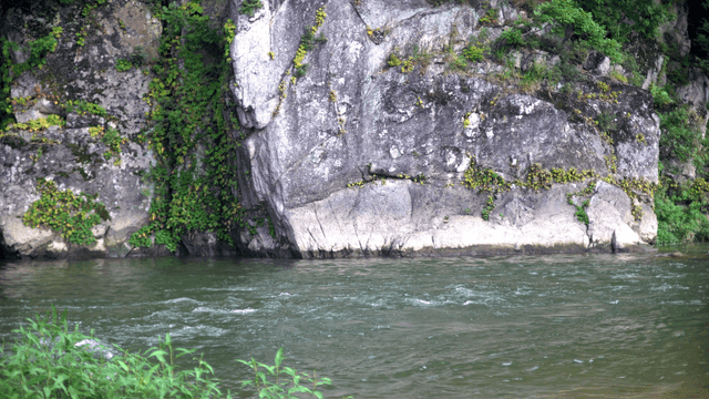 바위 절벽 옆으로 흐르는 고요한 강