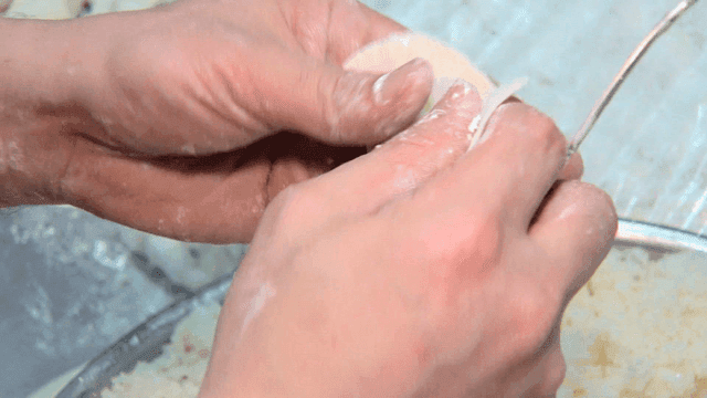 속을 채워 만두를 빠르게 만드는 손