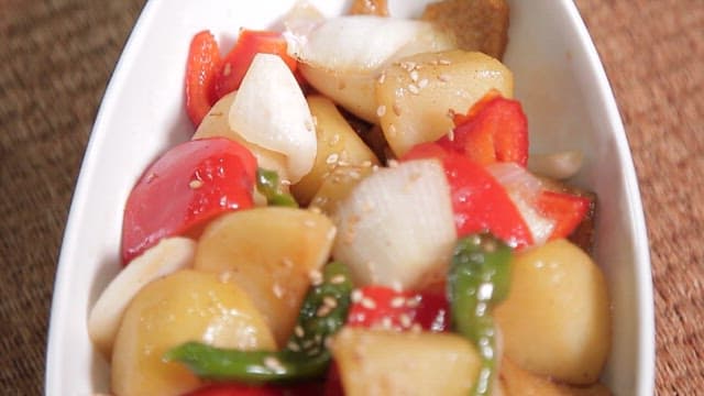 양파와 고추, 피망이 들어간 감자조림