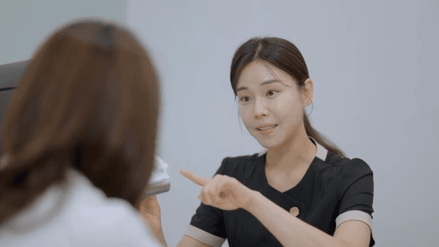 모형물을 보여주며 상담을 하는 상담실장