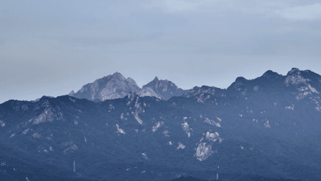 흐린 하늘 아래 고요한 산맥