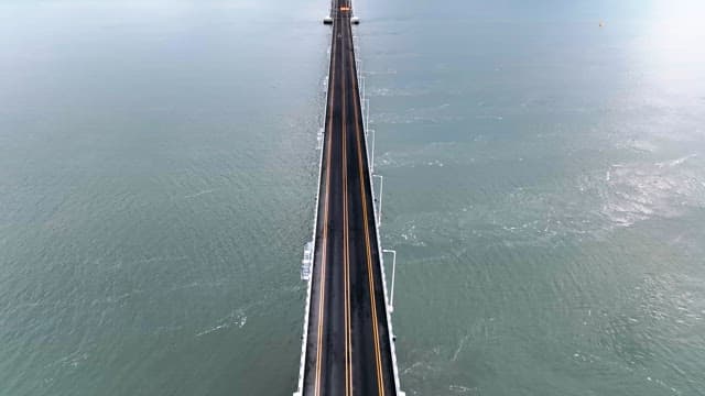 바다 위로 뻗은 긴 다리