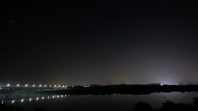 고요한 강가의 밤부터 아침까지 풍경