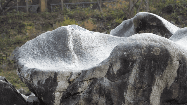 자연 속의 큰 바위