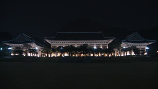 밤에 불이 켜진 청와대 건물