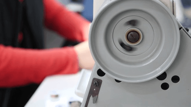 작동 중인 재봉틀