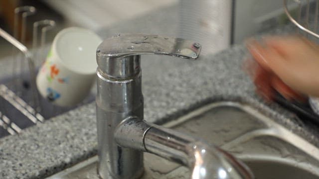 흐르는 물로 주방 싱크대에서 설거지하기