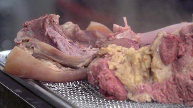 금속 쟁반 위의 뜨거운 소고기