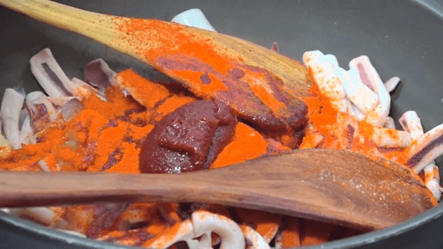 매운 오징어 요리 재료 섞기