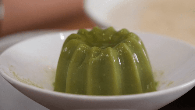 흰 그릇에 담긴 녹색 푸딩
