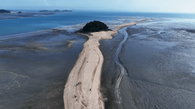 작은 섬으로 이어지는 모래길