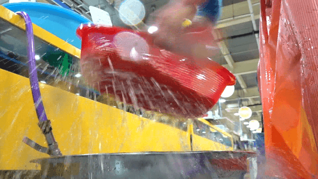 시장 환경에서 해산물을 세척하는 상인