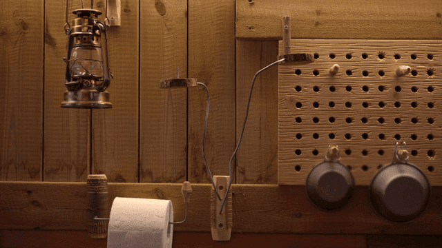랜턴과 캠핑 그릇이 있는 작업실 나무 벽