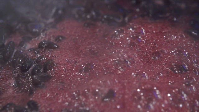 검은콩이 끓고 있는 냄비