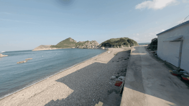 바다와 산이 보이는 해안 길