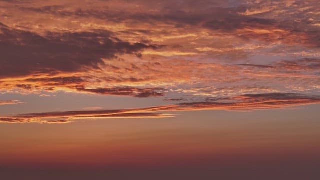 다채로운 구름이 보이는 생생한 노을 하늘