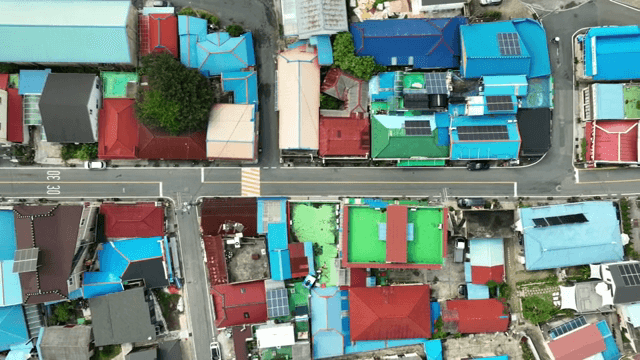 조용한 동네의 다채로운 지붕들