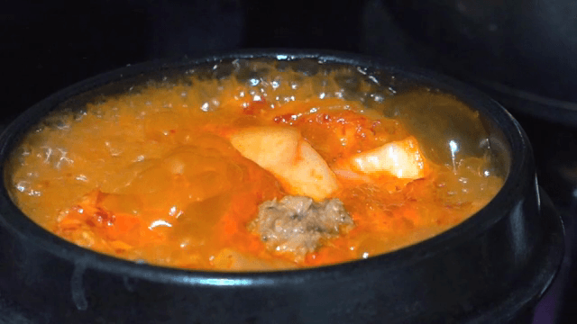 뚝배기에서 끓고 있는 김치찌개