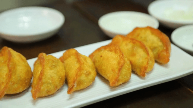 흰 접시에 담긴 군만두와 찐만두