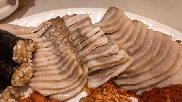 Sliced pork with kimchi and rice rolls
