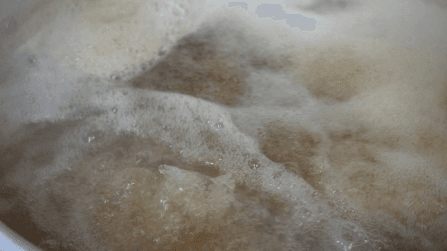 냄비에서 끓고있는 육수