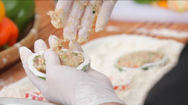 고기소로 파프리카를 채우는 장면