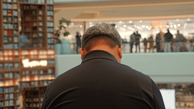 책장이 있는 도서관의 남자의 뒷모습