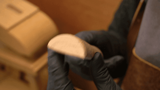 나무 조각을 들고 있는 장인