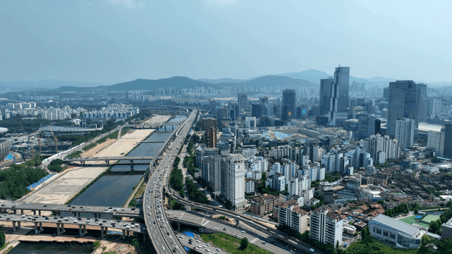 고속도로와 강이 있는 대도시 전경