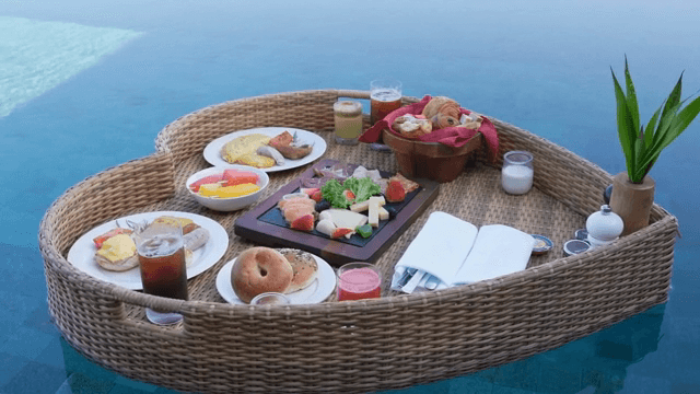 다양한 요리가 있는 수영장 플로팅 조식